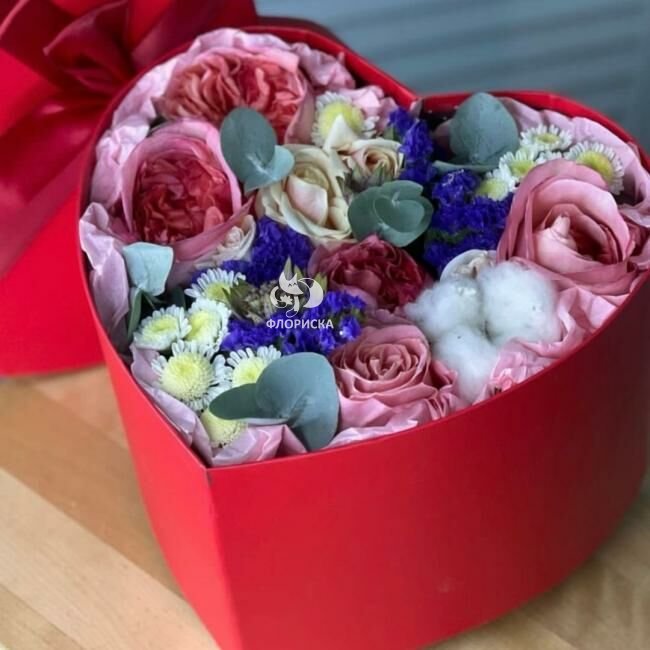 Цветы в коробке &laquo;Подарок сердце&raquo;