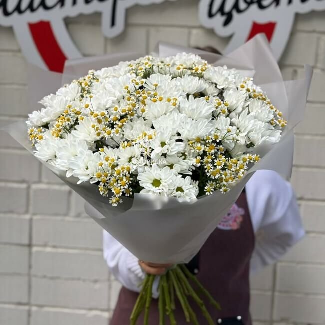 Букет из хризантем и ромашек   &laquo;Солнечное сердце&raquo;