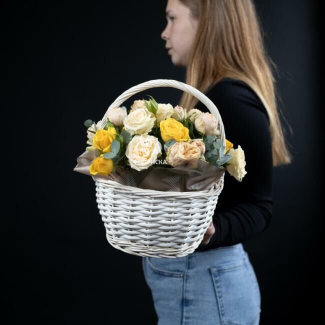 Цветы в корзине &laquo;Светлое будущее&raquo;