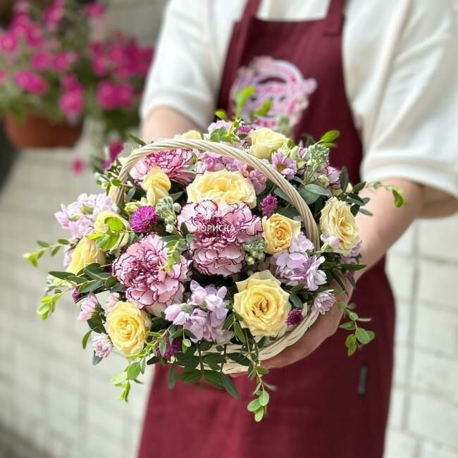 Цветы в корзине  &laquo;Габриелла&raquo;