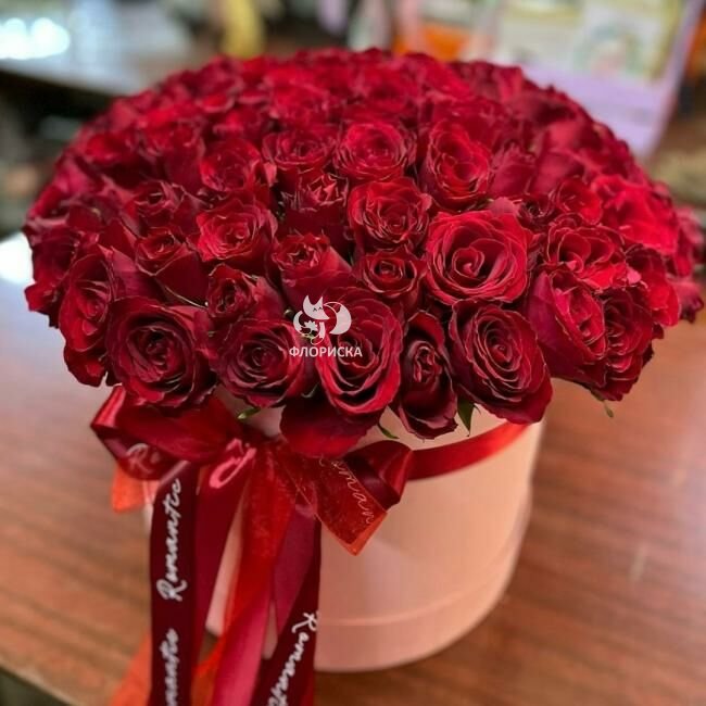 Красные розы в коробке  &laquo;Восторг чувств&raquo;