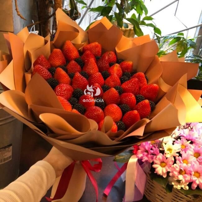 Съедобный букет &laquo;Клубника в букете&raquo;