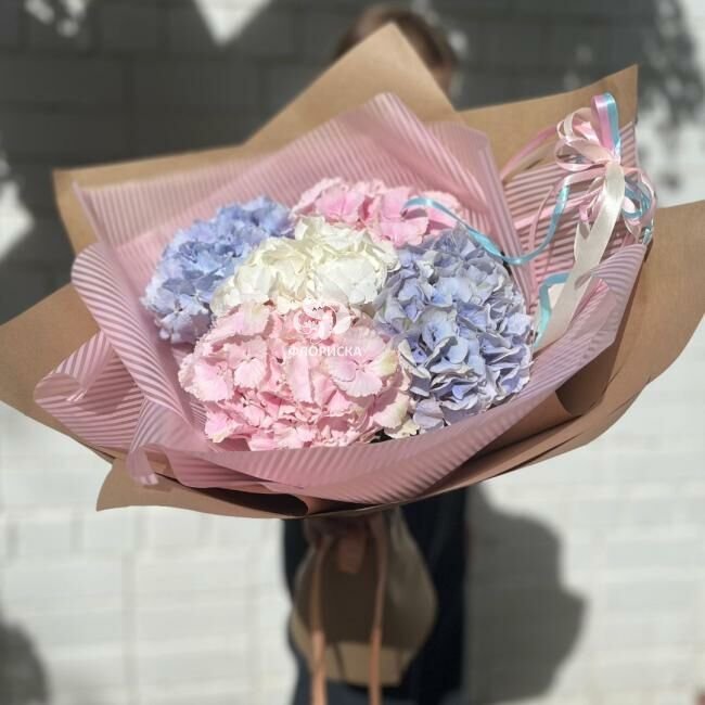 Букет с гортензией &laquo;Ласковый&raquo;