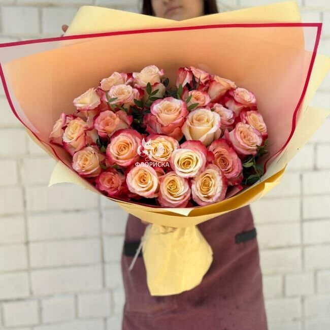 Букет с розами &laquo;Яркий лучик&raquo;