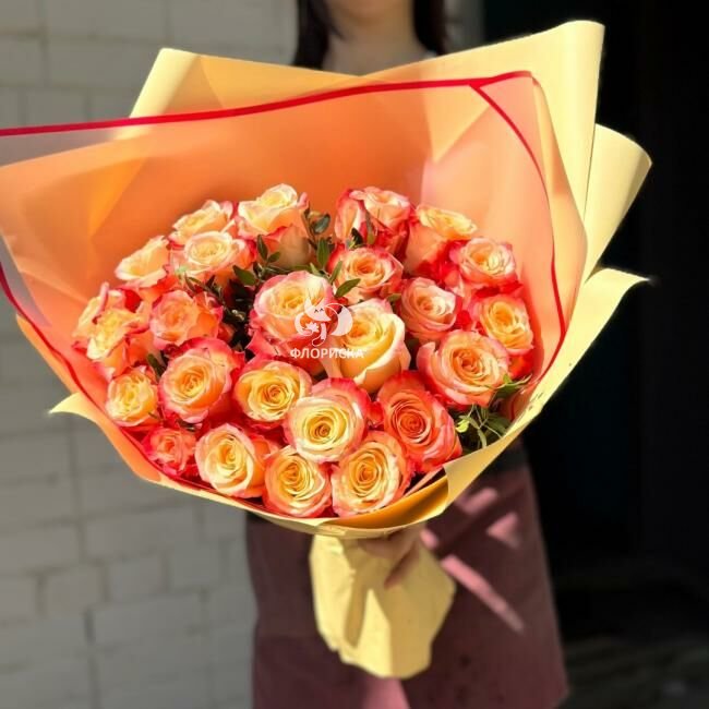 Букет с розами &laquo;Яркий лучик&raquo;
