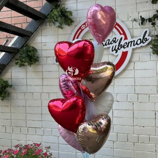 Композиция из шаров &laquo;Любовь повсюду&raquo;