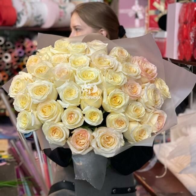 Букет с розами &laquo;Цветочная полянка&raquo;