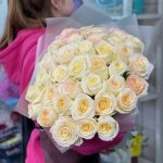 Букет с розами &laquo;Цветочная полянка&raquo;