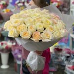 Букет с розами &laquo;Цветочная полянка&raquo;