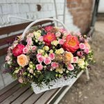 Цветы в корзине &laquo;Больше красок&raquo;