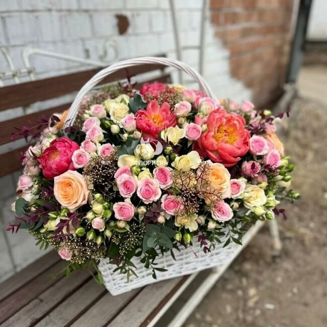 Цветы в корзине &laquo;Больше красок&raquo;