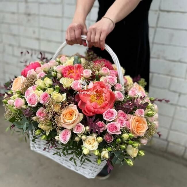 Цветы в корзине &laquo;Больше красок&raquo;