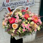 Цветы в корзине &laquo;Больше красок&raquo;