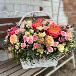 Цветы в корзине &laquo;Больше красок&raquo;