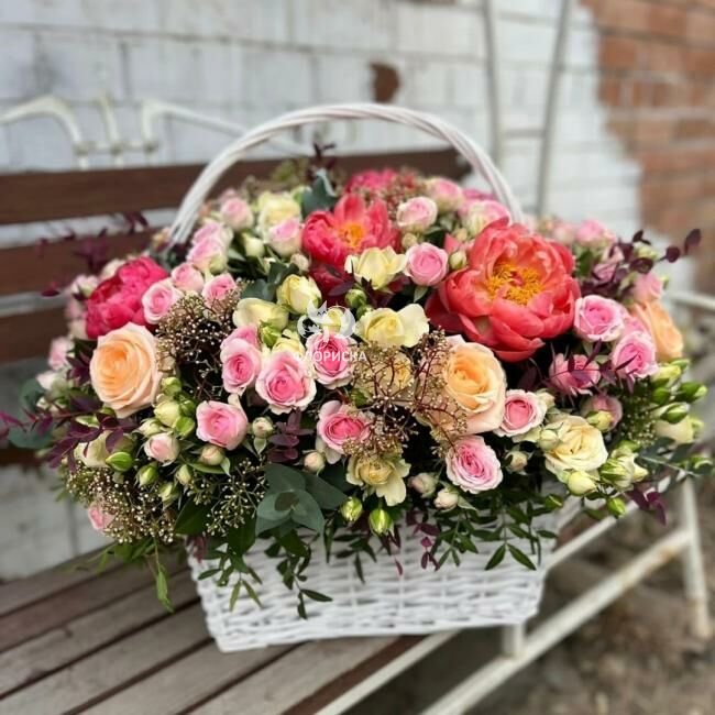 Цветы в корзине &laquo;Больше красок&raquo;