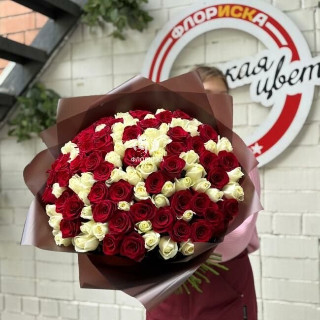 Букет с розами &laquo;Страстный поцелуй&raquo;