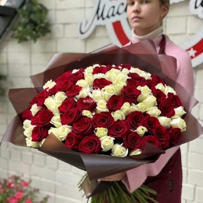 Букет с розами &laquo;Страстный поцелуй&raquo;