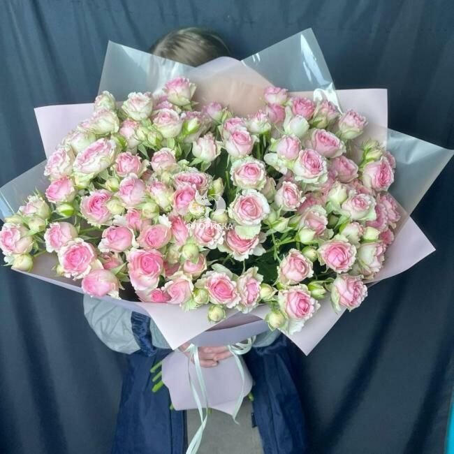 Букет с кустовыми розами &laquo;1000 поцелуев&raquo;