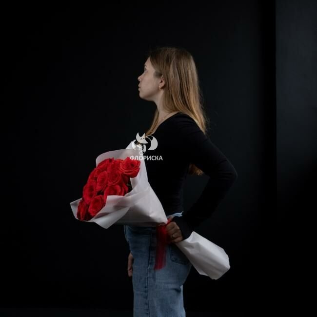 Букет из 15 красной розы &laquo;Красотка в белом&raquo;