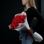 Букет из 15 красной розы &laquo;Красотка в белом&raquo;