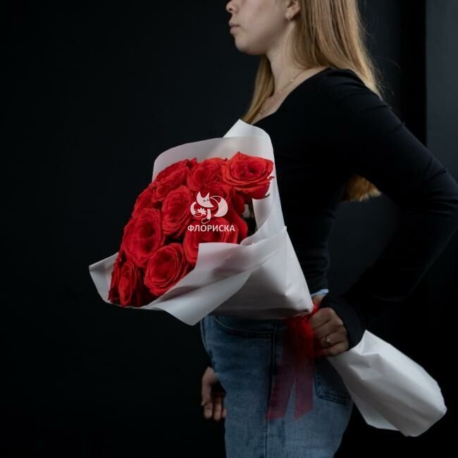 Букет из 15 красной розы &laquo;Красотка в белом&raquo;