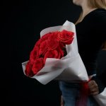 Букет из 15 красной розы &laquo;Красотка в белом&raquo;