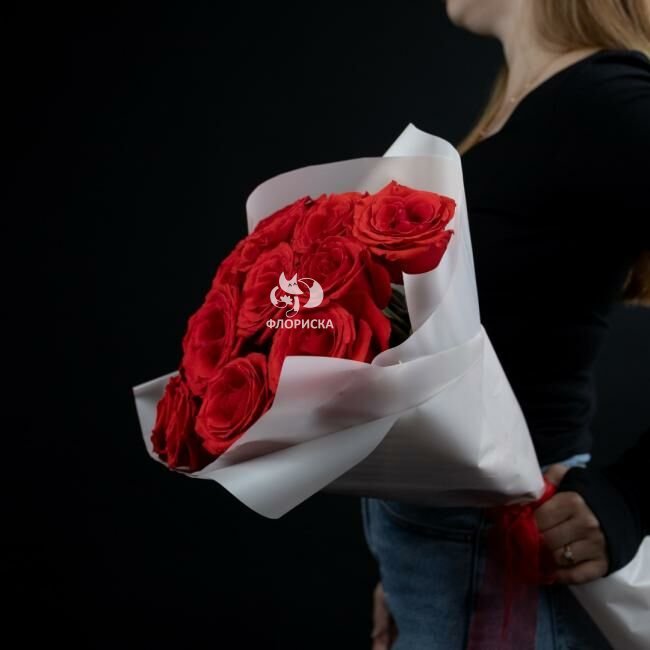 Букет из 15 красной розы &laquo;Красотка в белом&raquo;